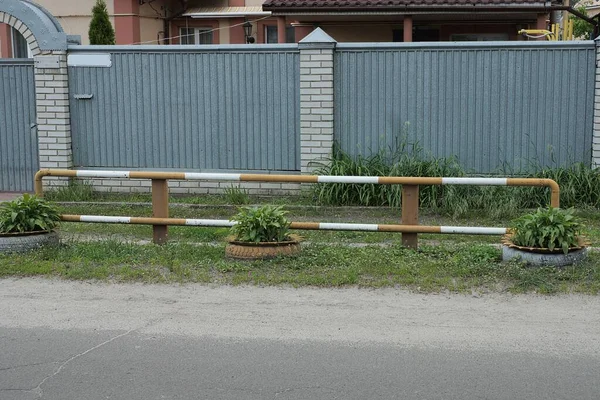 Teil Einer Zaunmauer Aus Grauem Metall Und Weißen Ziegeln Einer — Stockfoto