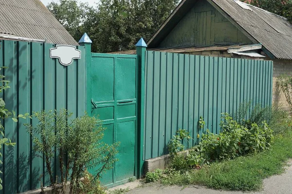 Kapalı Demir Kapı Yeşil Metal Çit Duvarda Kırsal Bir Sokakta — Stok fotoğraf