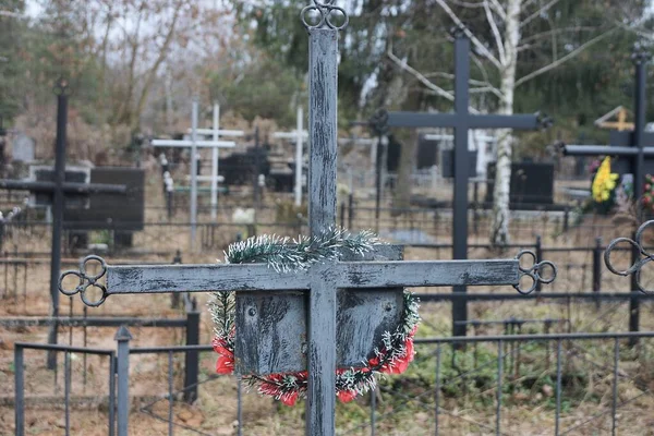 Uma Cruz Metal Preto Com Uma Grinalda Sepultura Cemitério — Fotografia de Stock