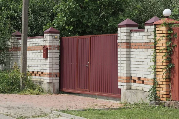 Big Red Metal Gate White Brick Wall Fence Rural Street — Stock Photo, Image