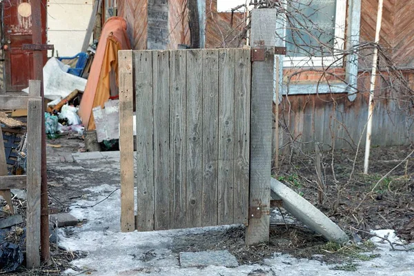 Gray Old Wooden Door Broken Fence Winter Street White Snow — ストック写真