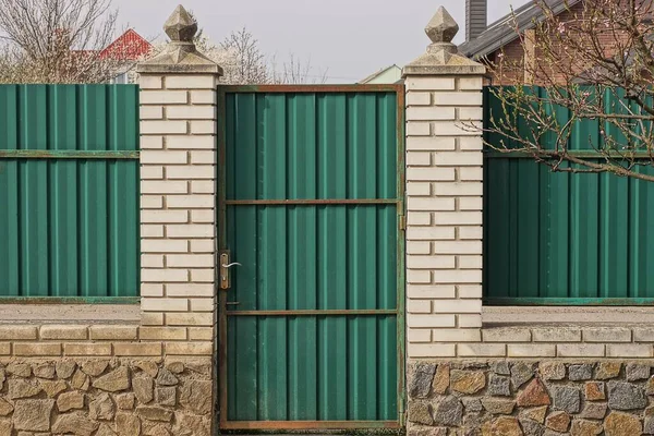 Una Puerta Metal Verde Cerrada Una Pared Ladrillo Blanco Valla — Foto de Stock