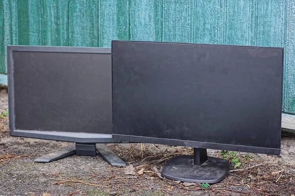 Twee Oude Zwarte Computer Monitoren Staan Straat Grijs Asfalt Tegen — Stockfoto