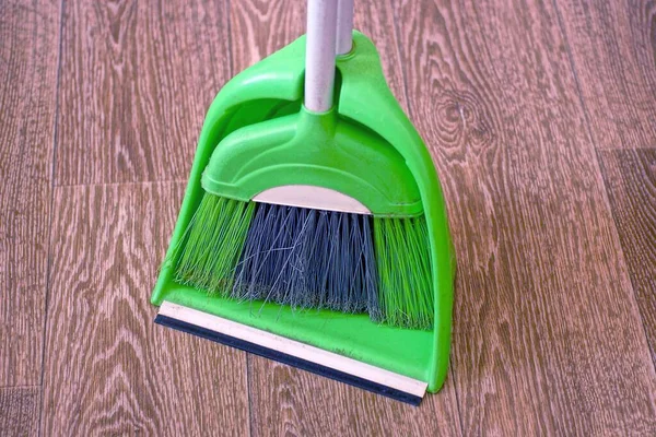 Green Dustpan Plastic Broom Stand Brown Linoleum Floor Room — ストック写真