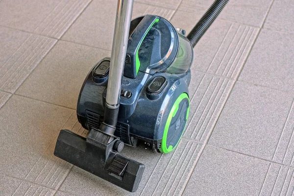 One Black Green Plastic Vacuum Cleaner Stands Gray Stone Pavement — Zdjęcie stockowe