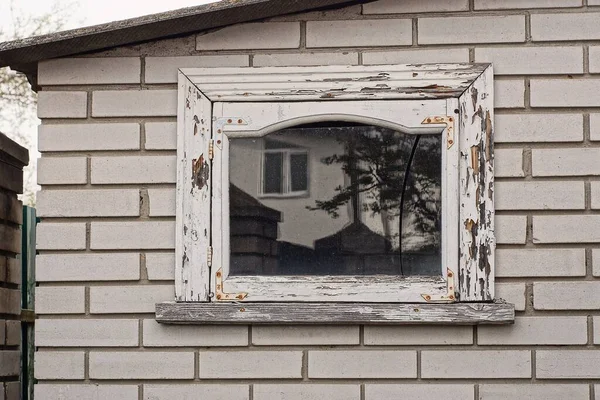 One Small Old Window Cracked Glass White Brick Wall Street — Zdjęcie stockowe