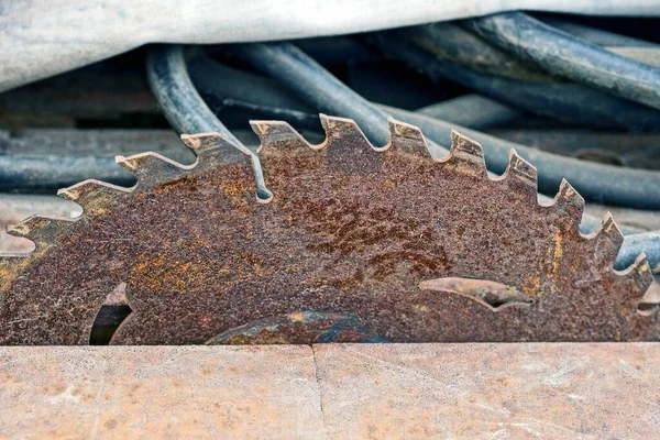 Parte Uma Velha Serra Circular Marrom Ferro Enferrujado Uma Mesa — Fotografia de Stock