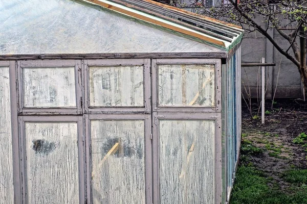 Teil Eines Weißen Glasgewächshauses Einem Garten Grünen Gras — Stockfoto
