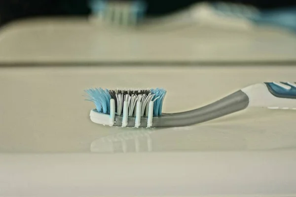 Одна Стара Кольорова Пластикова Зубна Щітка Лежить Мокрому Білому Столі — стокове фото