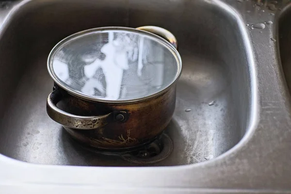 One Dirty Gray Metal Pan Full Muddy Water Stands Iron — Stock Photo, Image