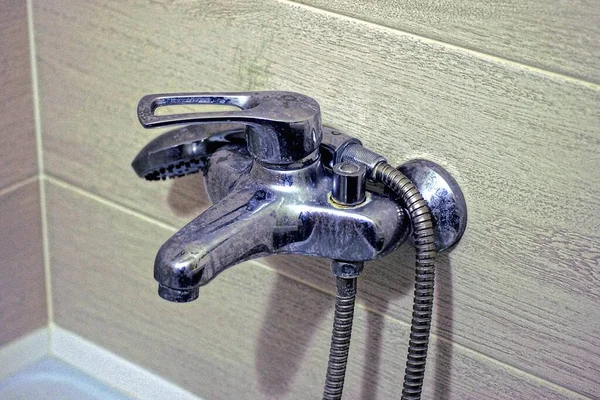 浴室墙壁上有灰色金属水龙头和铁管 — 图库照片