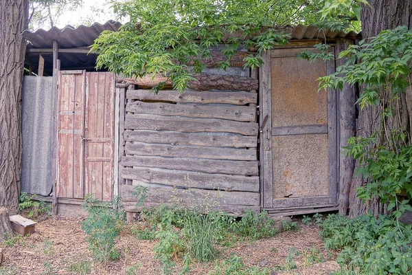 Gray Wooden Wall Old Barn Brown Plywood Door Street Green — Stock Photo, Image