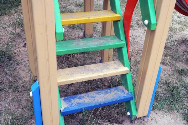 Oyun parkındaki renkli merdivenler Sokakta kumların üzerinde