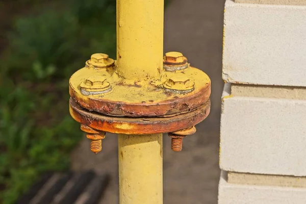 Part Yellow Iron Gas Pipe White Brick Wall Building Street — Stockfoto