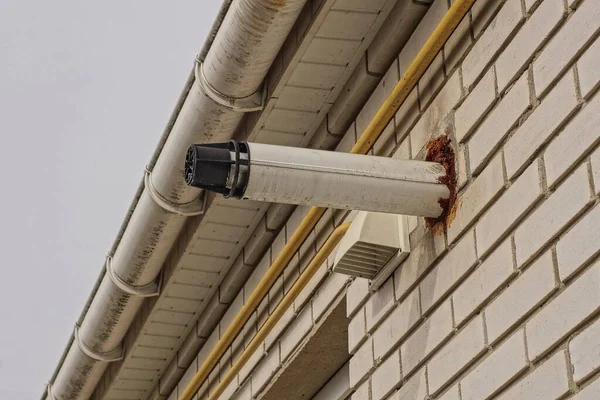 Ein Weißes Kaminrohr Aus Metall Einer Grauen Ziegelwand Eines Privathauses — Stockfoto