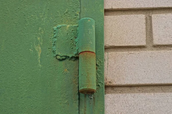 Una Bisagra Puerta Hierro Verde Óxido Una Puerta Metal Una — Foto de Stock