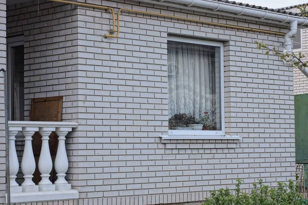 Parte Uma Casa Privada Uma Parede Tijolo Branco Com Uma — Fotografia de Stock
