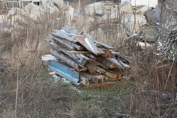 Pile Gray Old Broken Wooden Boards Lies Ground Dry Grass — Stockfoto