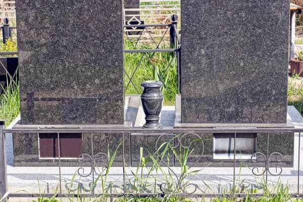 Dos Grandes Monumentos Mármol Negro Jarrón Vacío Sobre Una Tumba —  Fotos de Stock