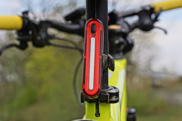 Uma Luz Advertência Plástico Longa Vermelha Uma Bicicleta Esportiva Amarela — Fotografia de Stock