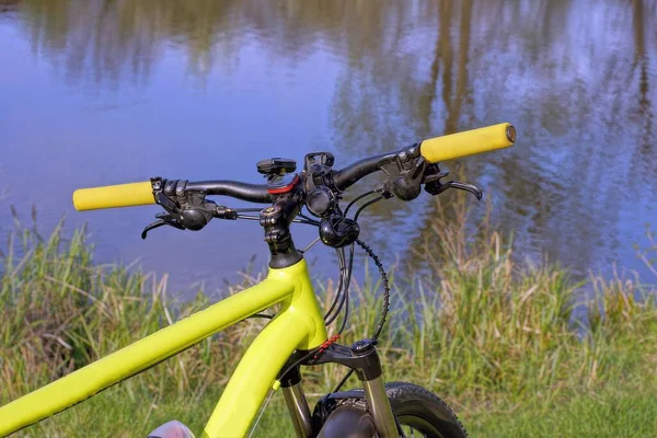 Sportowy Żółty Czarny Rower Stoi Zielonej Trawie Brzegu Tle Wody — Zdjęcie stockowe