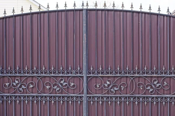 Part Brown Metal Gate Black Iron Forged Pattern Street — стоковое фото
