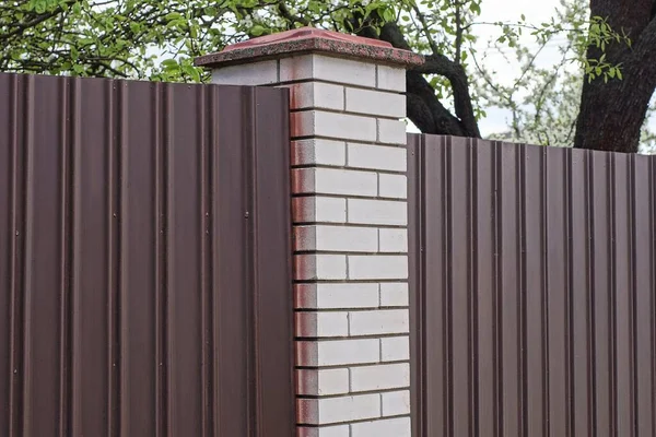 Part Fence Wall Made White Bricks Brown Metal City Street — Fotografia de Stock