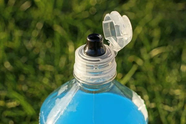 Часть Белой Пластиковой Бутылки Черной Открытой Пробки Синий Напиток Открытом — стоковое фото