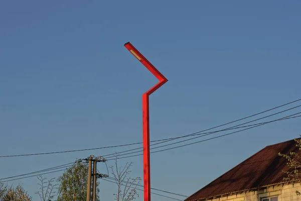 Egy Piros Hosszú Fém Rúd Elektromos Lámpával Utcán Szemben Kék — Stock Fotó