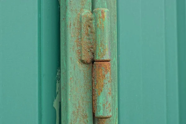 Una Cerniera Ferro Porta Verde Ruggine Cancello Metallo Muro Strada — Foto Stock