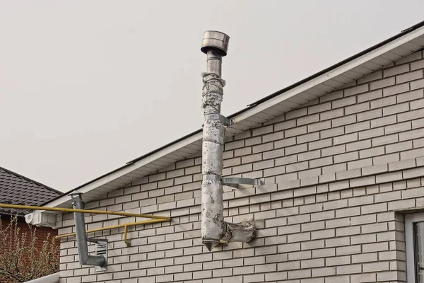 One Gray Long Metal Pipe Chimney White Brick Loft Sky — Stockfoto