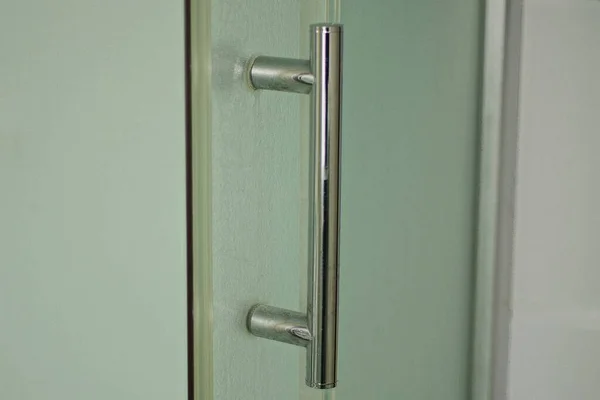 One Gray Long Metal Doorknob Green Open Glass Shower Door — Stockfoto