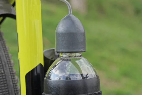White Plastic Bottle Black Cap Hose Yellow Bicycle Frame Green — Stock Fotó