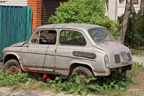 Jedno Staré Šedé Osobní Auto Stojí Zelené Trávě Červené Květy — Stock fotografie