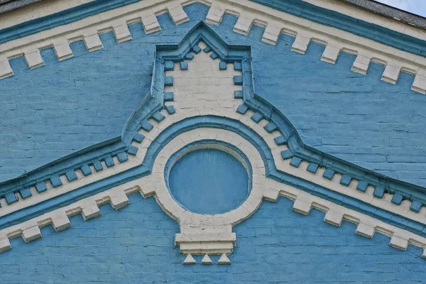 带有白色图案的旧砖蓝色房子的蓝色墙壁的一部分 — 图库照片