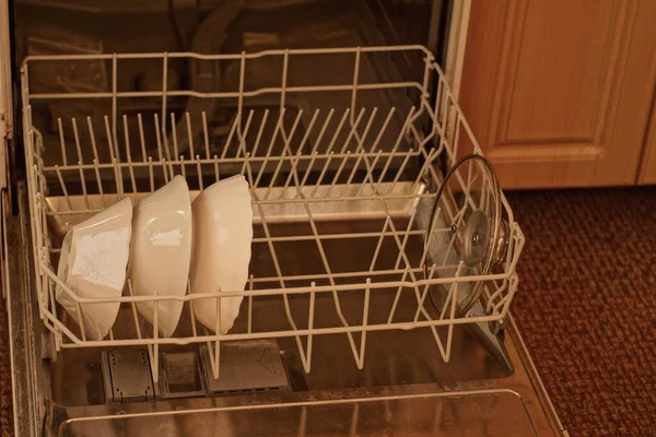 Набір Кухонного Начиння Білих Тарілок Шухляді Посудомийної Машини Кухні Кімнаті — стокове фото