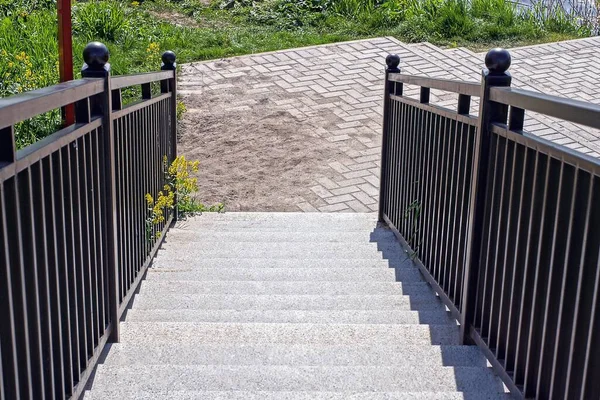 Gray Concrete Steps Stairs Black Iron Handrails Sidewalk Park — Stock fotografie