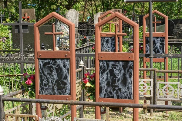 Duas Cruzes Metal Marrom Nas Sepulturas Cemitério — Fotografia de Stock