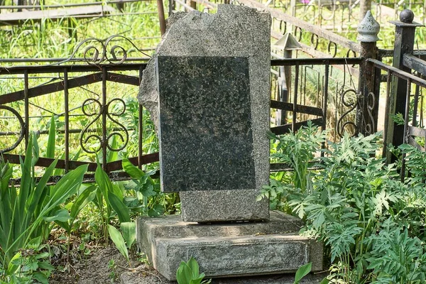 One Old Gray Black Broken Granite Monument Green Grass Grave — Fotografia de Stock