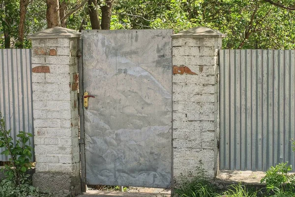 One Gray Closed Iron Door Fence Wall Made White Bricks — Foto de Stock