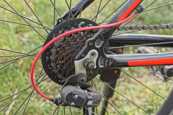 Część Czarno Czerwonego Roweru Sportowego Kołem Zębatkami Żelaznym Łańcuchem Ramie — Zdjęcie stockowe