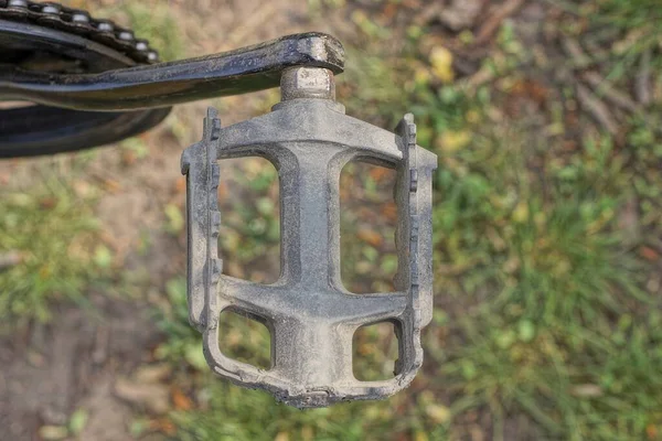 Ein Graues Metallpedal Auf Einem Fahrrad Vor Dem Hintergrund Des — Stockfoto