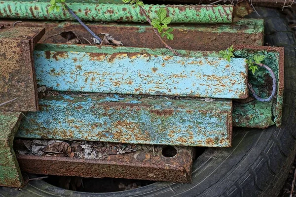 Una Pila Viejas Esquinas Perfiles Hierro Azul Marrón Oxidados Yacen — Foto de Stock