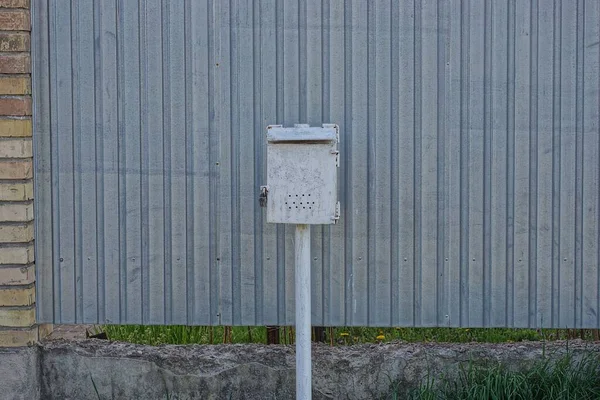 Una Scatola Metallo Grigio Con Fili Elettrici Palo Una Recinzione — Foto Stock