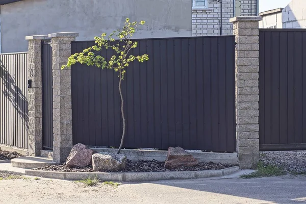 Mur Ogrodzeniowy Wykonany Czarnego Metalu Szarych Cegieł Wiejskiej Ulicy — Zdjęcie stockowe