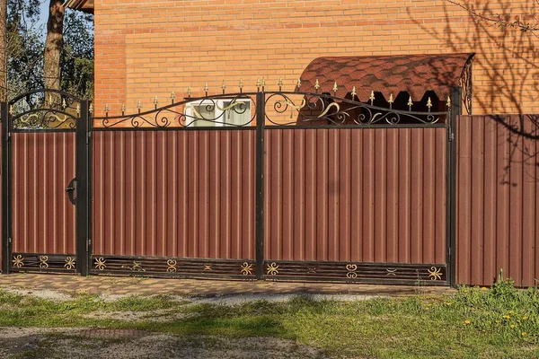 Fechado Portão Metal Marrom Porta Fechada Parte Cerca Rua Grama — Fotografia de Stock