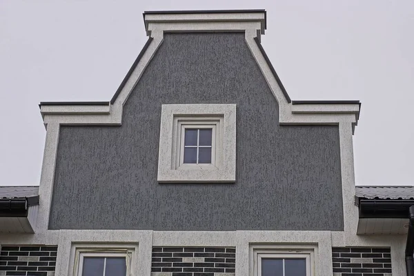 Γκρι Σοφίτα Ενός Ιδιωτικού Σπιτιού Ένα Μικρό Λευκό Παράθυρο Ενάντια — Φωτογραφία Αρχείου