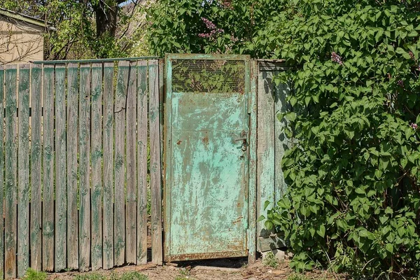 Una Puerta Hierro Verde Cerrada Una Valla Madera Gris Cubierta — Foto de Stock