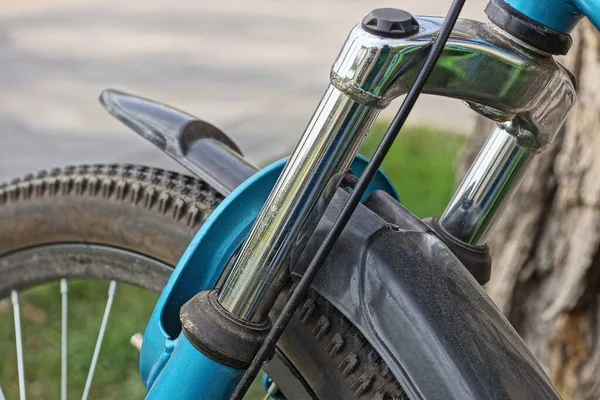 Teil Eines Sportfahrrades Aus Einer Metallgabelfeder Auf Einem Schwarzen Rad — Stockfoto