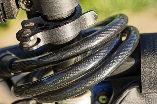 Ein Schwarzes Fahrradschloss Mit Einem Kabel Das Auf Den Metallrahmen — Stockfoto